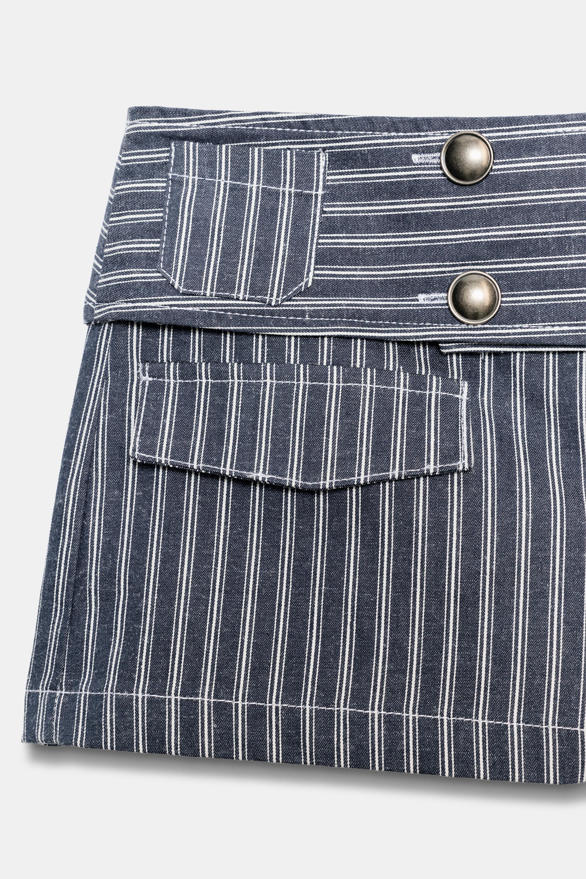 MINI-SHORT À RAYURES ET BOUTONS